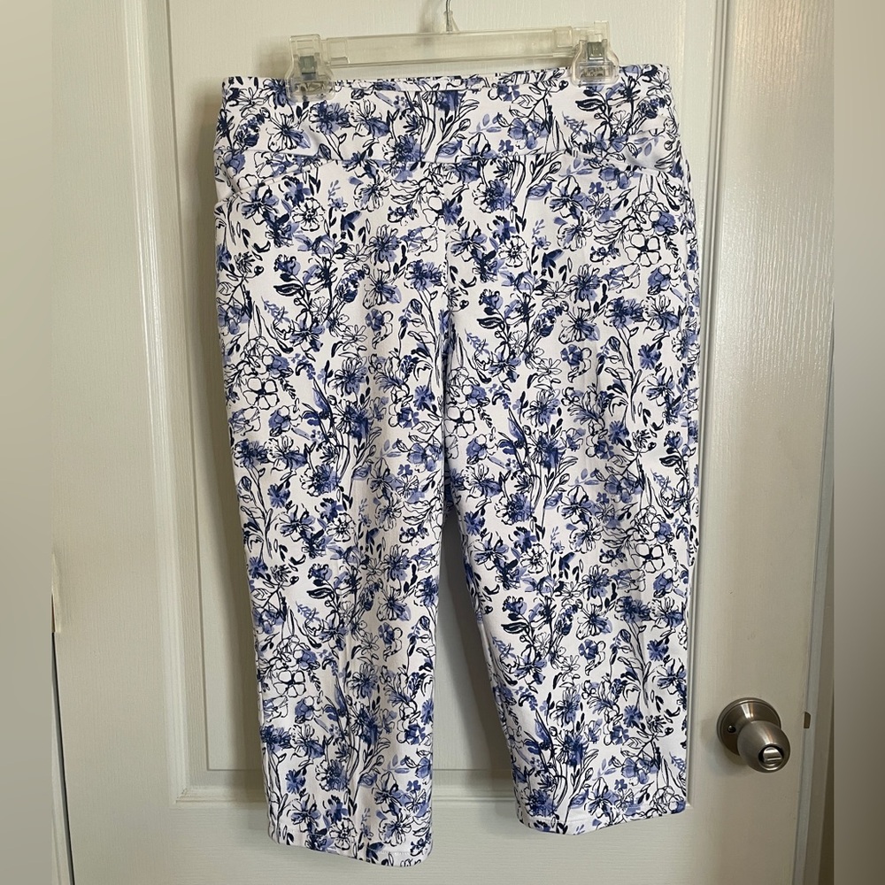 Croft & Barrow Floral Blue and White Capri Pants 12P
